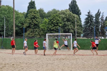 U LESKOVCU SE ODRŽAVA SEDMI PO REDU TURNIR U RUKOMETU NA PESKU