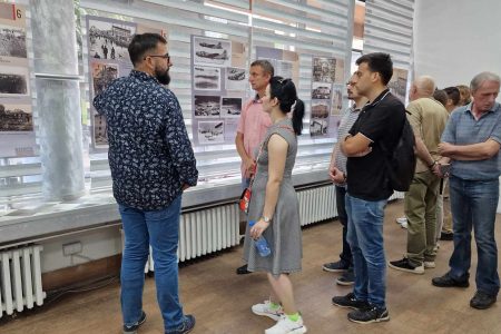 U NARODNOJ BIBLIOTECI OTVORENA IZLOŽBA FOTOGRAFIJA POD NAZIVOM „DAN SEĆANJA“