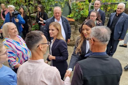 MINISTARKE MESAROVIĆ I ĐURĐEVIĆ STAMENKOVSKI POSETILE SU PORODIČNO DOMAĆINSTVO MARKOVIĆ U VELIKOJ GRABOVNICI