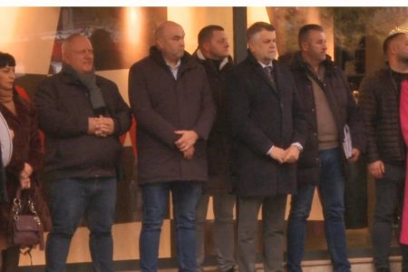 GRAĐANI LESKOVCA, VLAST I OPOZICIJA U TIŠINI DANAS ODALI POŠTU STRADALIMA U NOVOM SADU