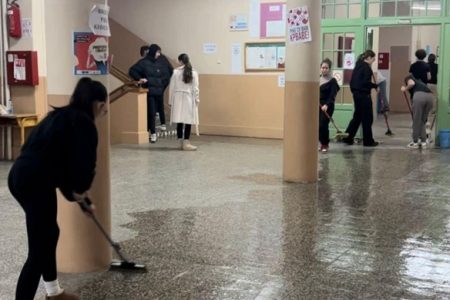 LESKOVAČKI GIMNAZIJALCI: NAŠA INICIJATIVA IMA ZA CILJ ISKLJUČIVO POBOLJŠANJE USLOVA
