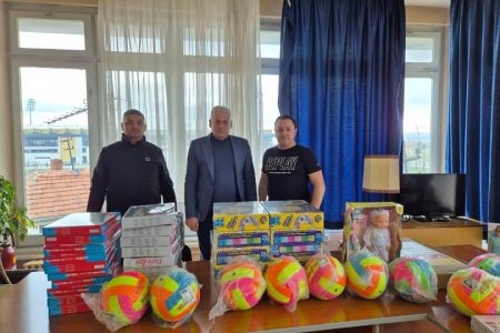 SAVET RADNIKA YURE DONIRAO PAKETIĆE UČENICIMA ŠOSO „11. OKTOBAR“
