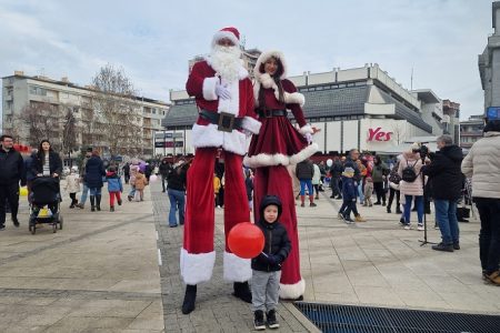 U LESKOVCU ODRŽANA MANIFESTACIJA ,,TRG DEČIJE RADOSTI – NOVOGODIŠNJA ČAROLIJA“