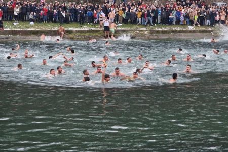 U VLASOTINCU ORGANIZOVANO 20. PLIVANJE ZA ČASNI KRST