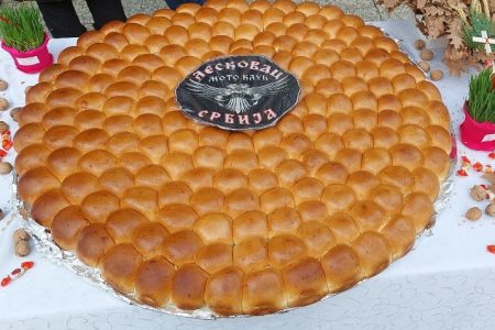 U PONEDELJAK LOMLJENJE ČESNICE NA GRADSKOM TRGU U LESKOVCU