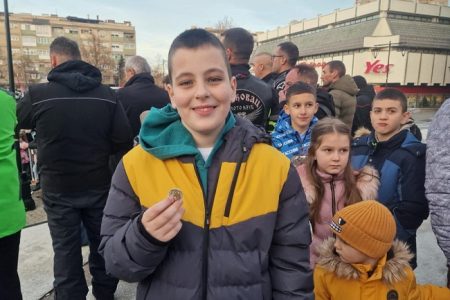 TRADICIONALNO LOMLJENJE ČESNICE U LESKOVCU, ZLATNIK PRONAŠAO VUKAŠIN RISTIĆ