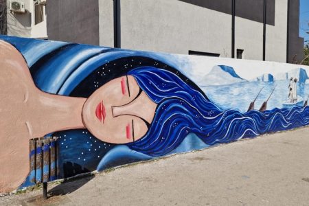 OSLIKAN MURAL U DVORIŠTU OSNOVNE ŠKOLE „JOSIF KOSTIĆ“ U LESKOVCU
