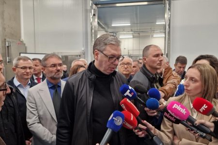 OBILAZAK JABLANIČKOG OKRUGA PREDSEDNIK VUČIĆ ZAPOČEO POSETOM FABRICI „VOĆAR“ U  KOSANČIĆU