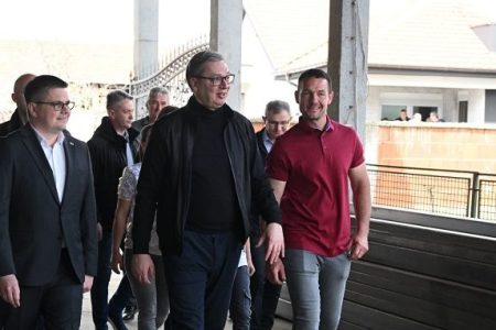 VUČIĆ OBIŠAO POLJOPRIVREDNO GAZDINSTVO PORODICE STANKOVIĆ U PERTATU