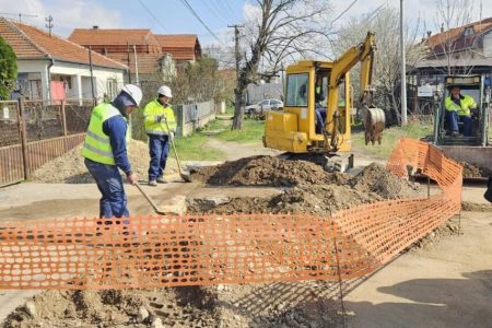 U ULICI VOJE MIČIĆA U NASELJU ANČIKI U TOKU SU RADOVI NA REKONSTRUKCIJI VODOVODNE MREŽE