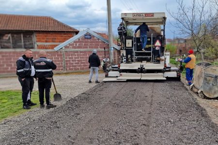 U TOKU RADOVI NA POSTAVLJANJU GREBANOG ASFALTA U JEDNOM DELU PUSTOREČKE ULICE U BOJNIKU
