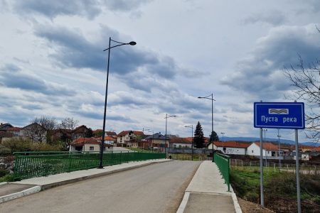 POSTAVLJENA RASVETA NA NOVOM MOSTU PREKO PUSTE REKE U BOJNIKU