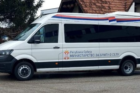 GRAD LESKOVAC DOBIO MINIBUS ZAHVALJUJUĆI MINISTARSTVU ZA BRIGU O SELU